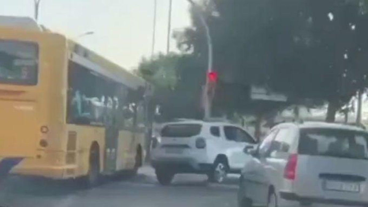 VÍDEO | Un coche circula por la acera en Lleida para saltarse un semáforo en rojo