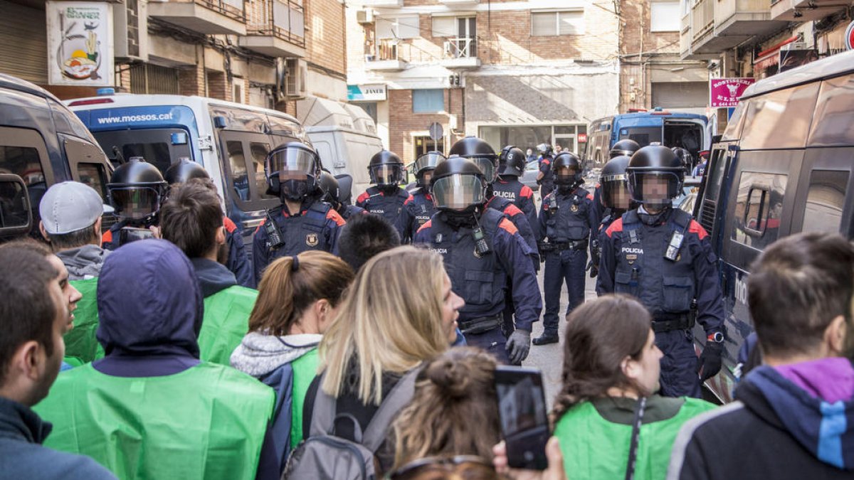 Imatge d’arxiu d’una actuació policial durant el desallotjament d’un habitatge a Lleida ciutat.