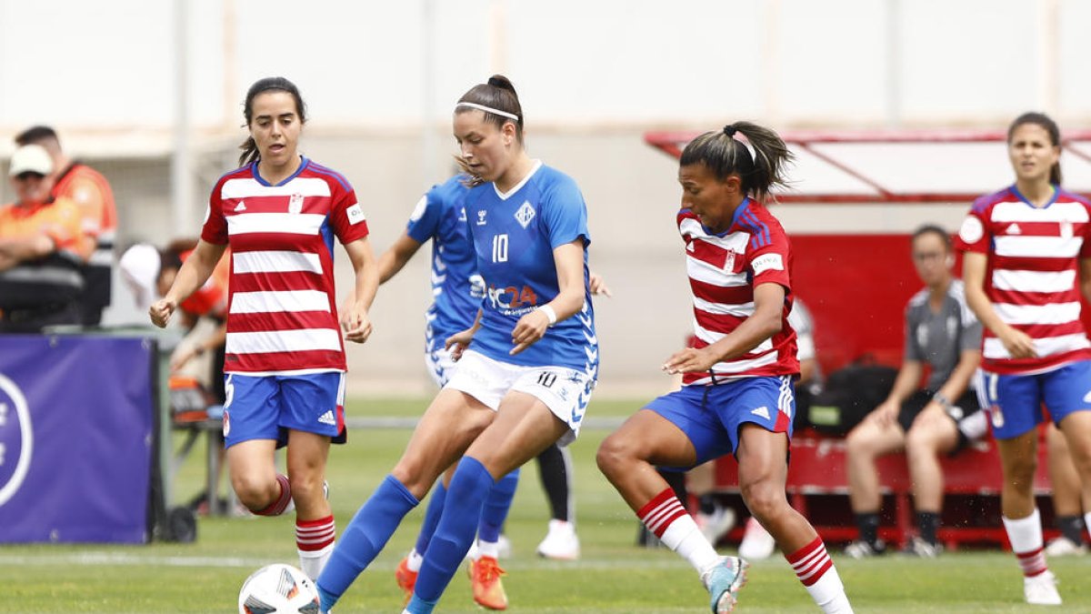 Andrea se dispone a golpear el balón en el partido que jugó el AEM en Granada, su próximo destino.