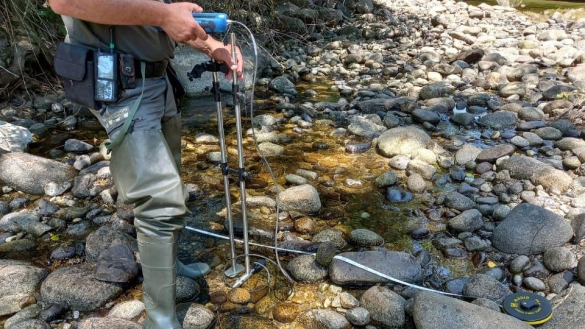 Un agente rural procediendo a la medición de caudal en el curso alto del Segre.
