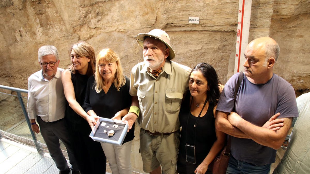 Apareixen fragments d'un crani de neandertal a l'Abric Romaní, la primera resta humana després de 40 anys d'excavacions