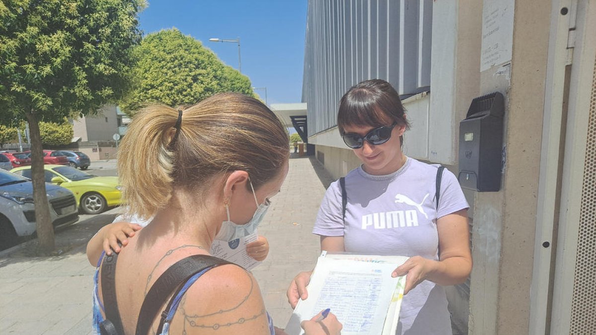 La recollida de firmes per reclamar aire condicionat a l’escola bressol La Mitjana, a Lleida.