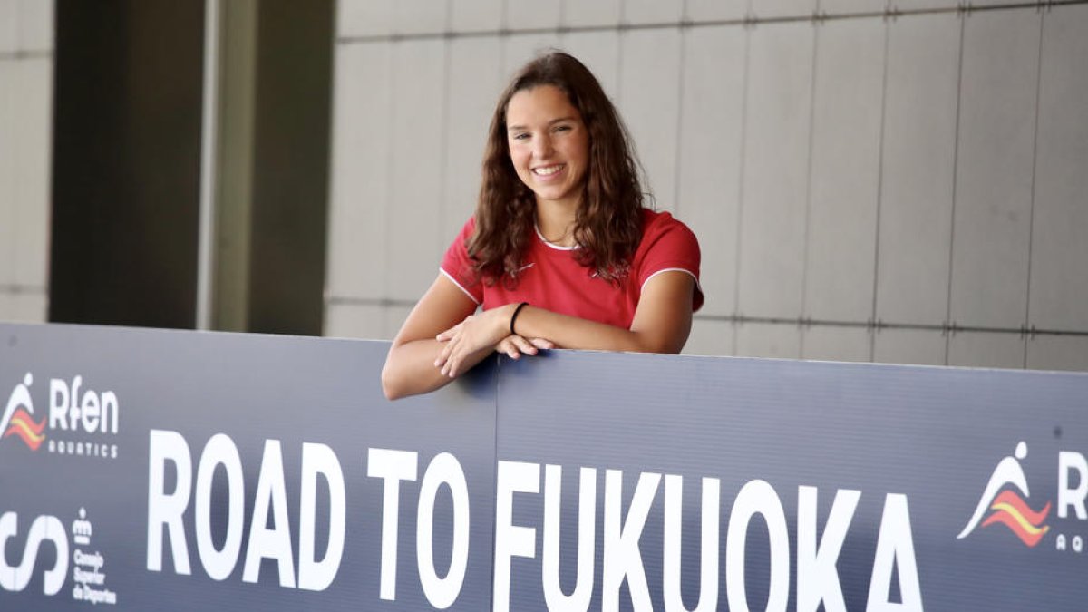 Emma Carrasco posa con un cartel del Mundial.