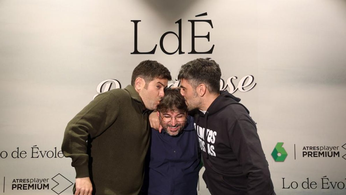 Els germans Muñoz i Jordi Évole, a la presentació del programa.