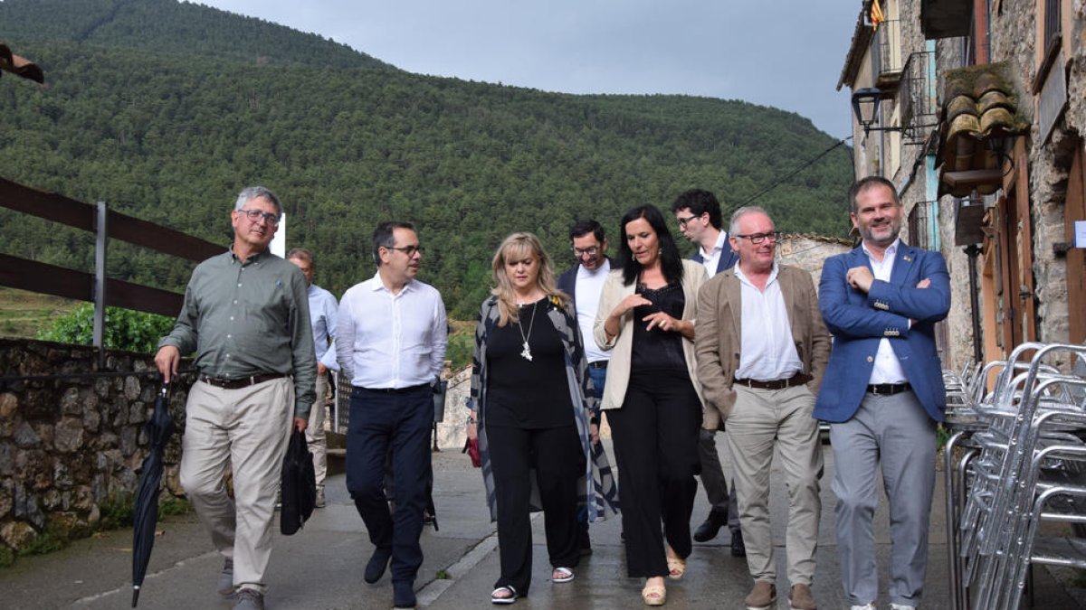 La consellera, Violant Cervera (centro), durante su visita ayer a Tuixent.