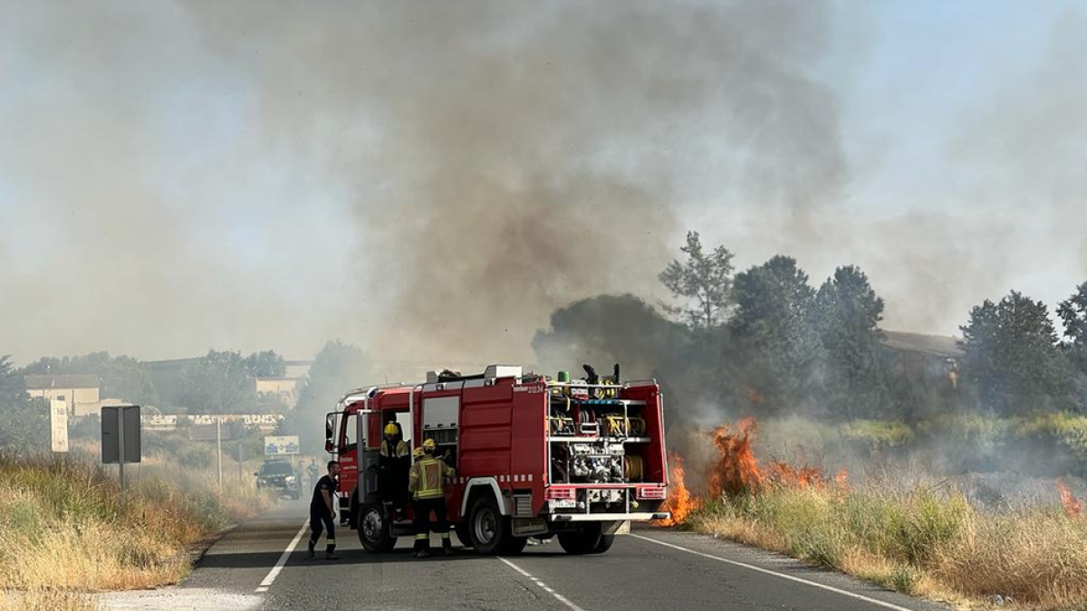 Una dotación de Bomberos en el incendio de ayer.