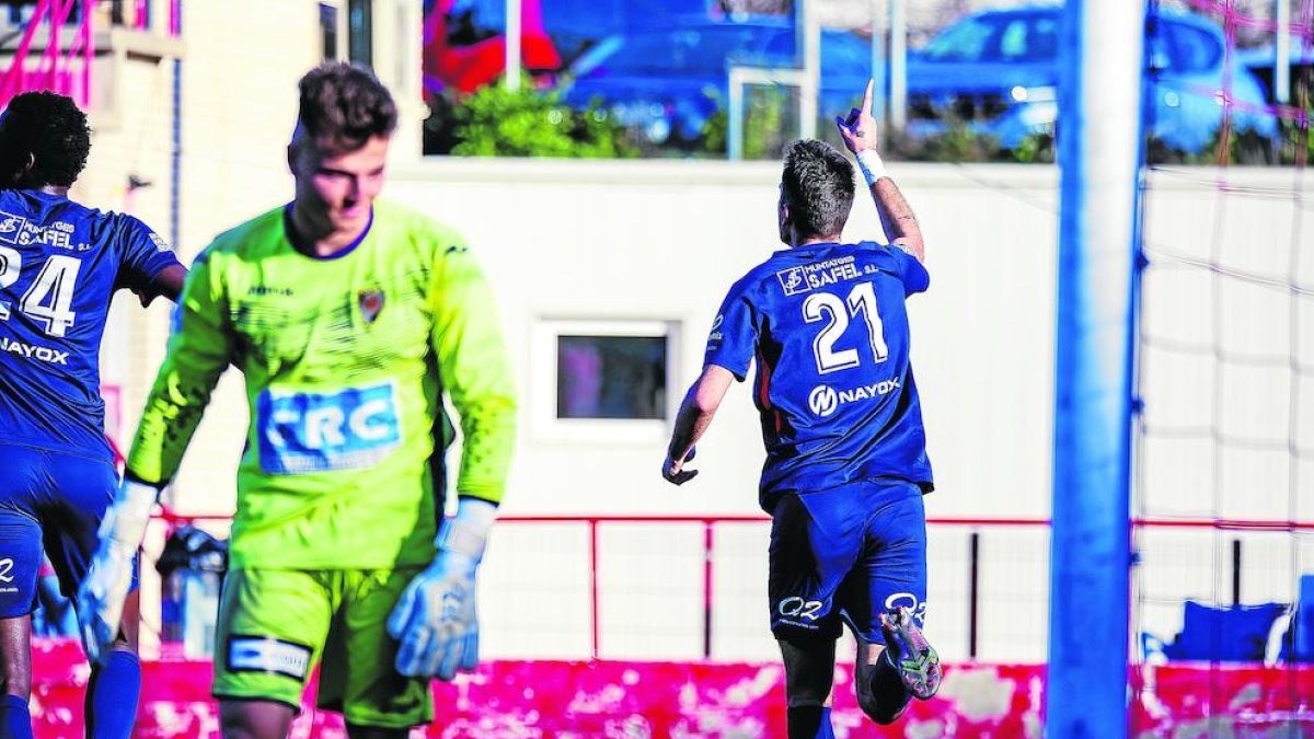 Valcárcel celebra un dels seus dos gols en el partit.