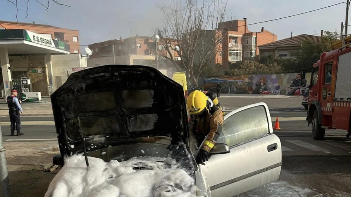 El fuego afectó especialmente a la parte del motor del vehículo.