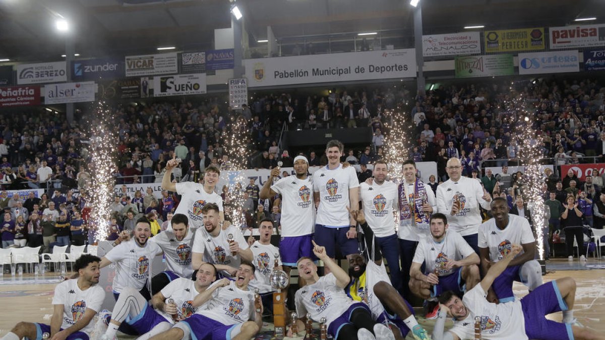 Els jugadors del Palència celebren la consecució del títol.