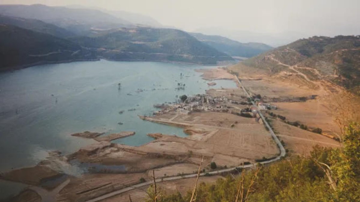 Imatge del poble de Tiurana, mig inundat.