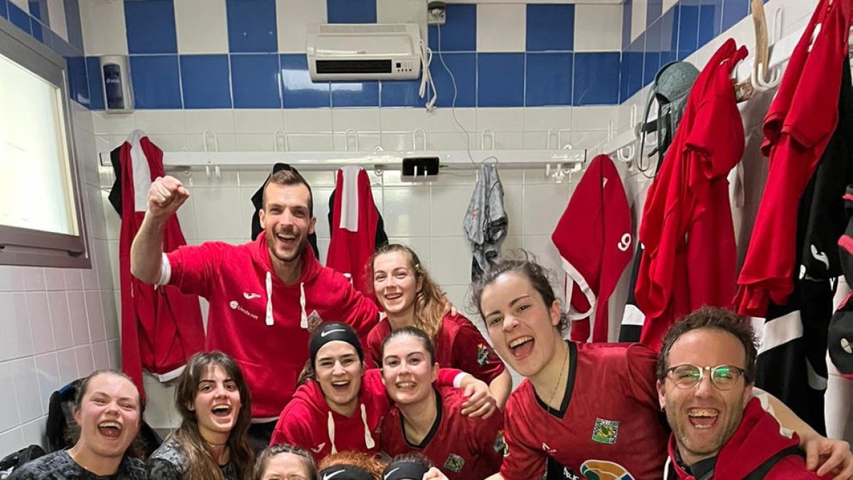 La plantilla de l’Alpicat celebra la victòria al vestidor, ahir a Las Rozas.