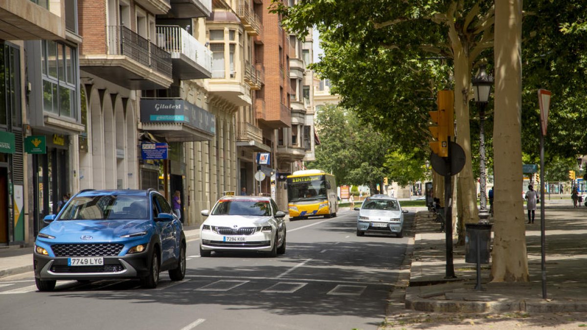 Coches y autobuses circulan por Rambla Ferran, reabierta ayer.