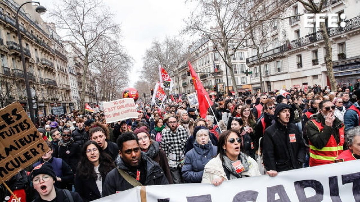 Milers de manifestants van recórrer ahir els carrers de París.