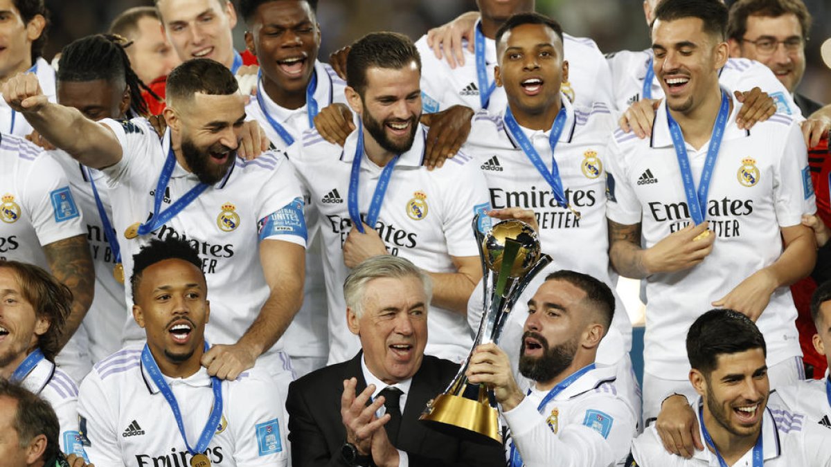 Els jugadors del Madrid aixequen el títol al costat d’Ancelotti.
