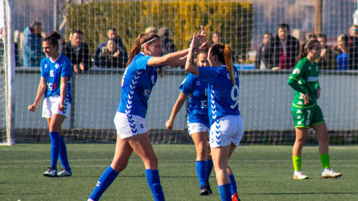 Andrea Gómez, golejadora ahir, i Gema Arrabal celebren el triomf davant del Deportivo després del xiulet final, que servia per trencar la ratxa de l'AEM de dos derrotes consecutives.