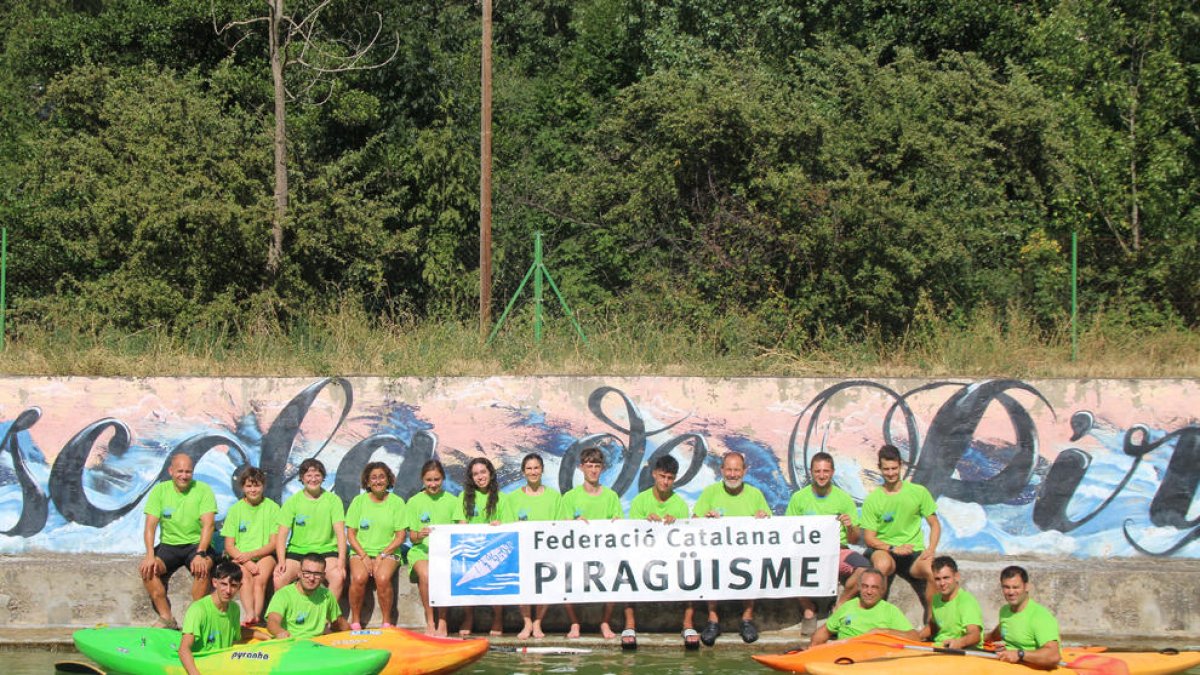 En la imagen, la docena de palistas que tomaron parte en la concentración en Sort junto a los entrenadores de la Catalana.