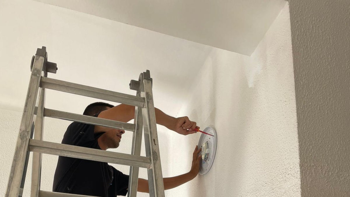 Un operario trabajando en una reforma.