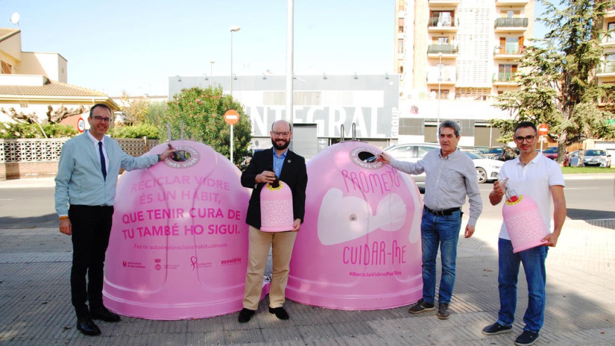 Presentación ayer de la campaña de Ecovidrio en Mollerussa por el Día contra el Cáncer de Mama.