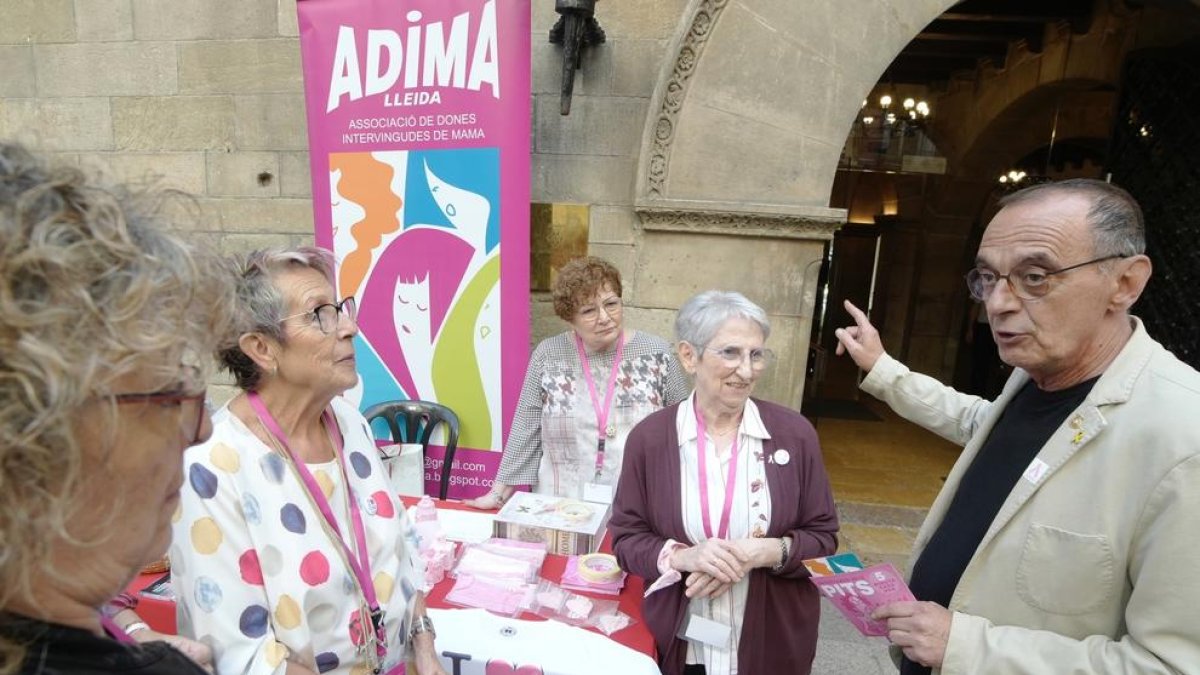 L'alcalde Pueyo amb la presidenta d'Adima, Digna de Torres, a la plaça de la Paeria.