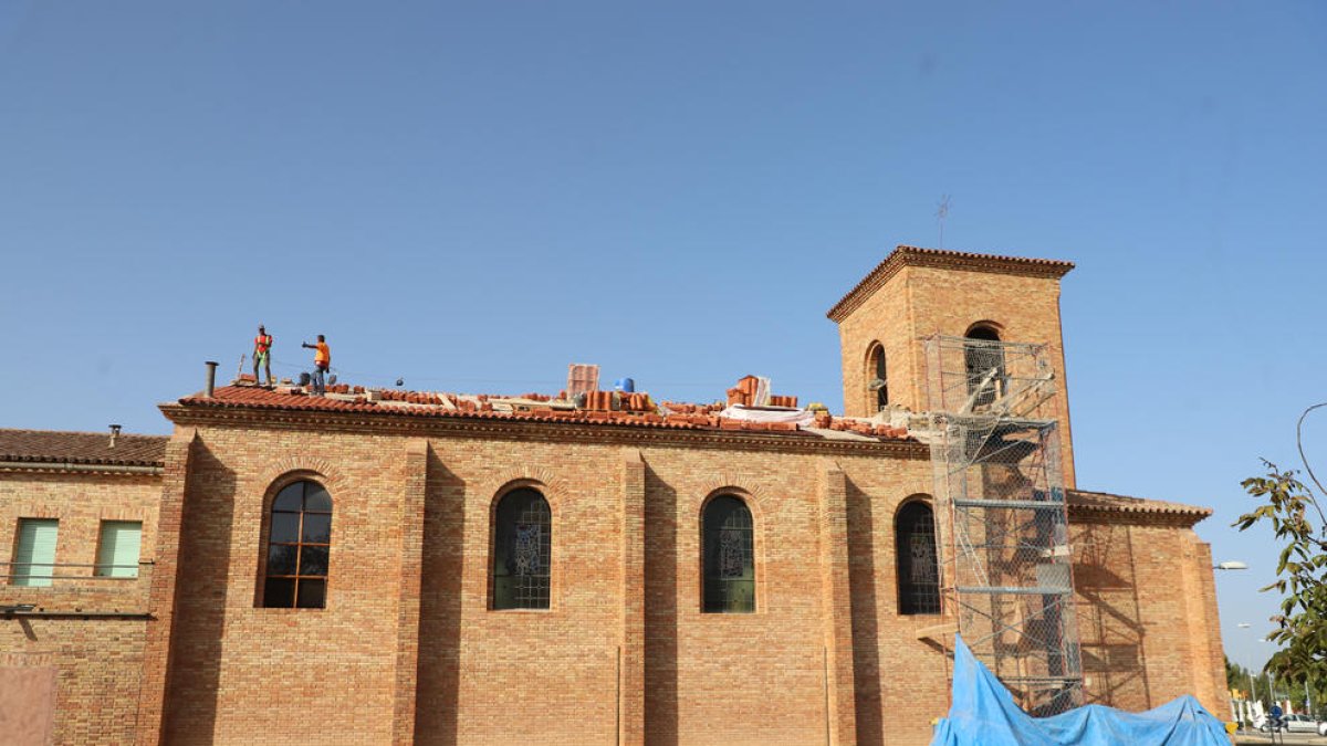 Les obres a la teulada de l’església van començar aquesta setmana i s’allargaran durant un mes.