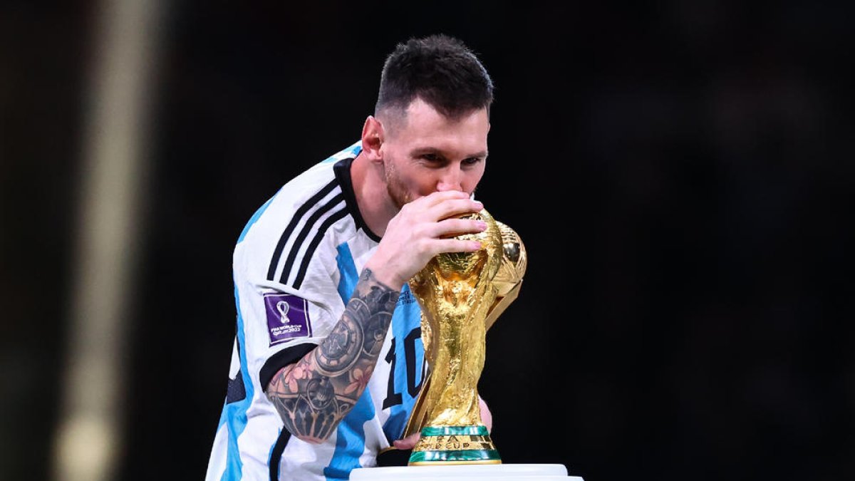 Messi besa el trofeu que se li havia resistit fins ahir, la Copa del Món.