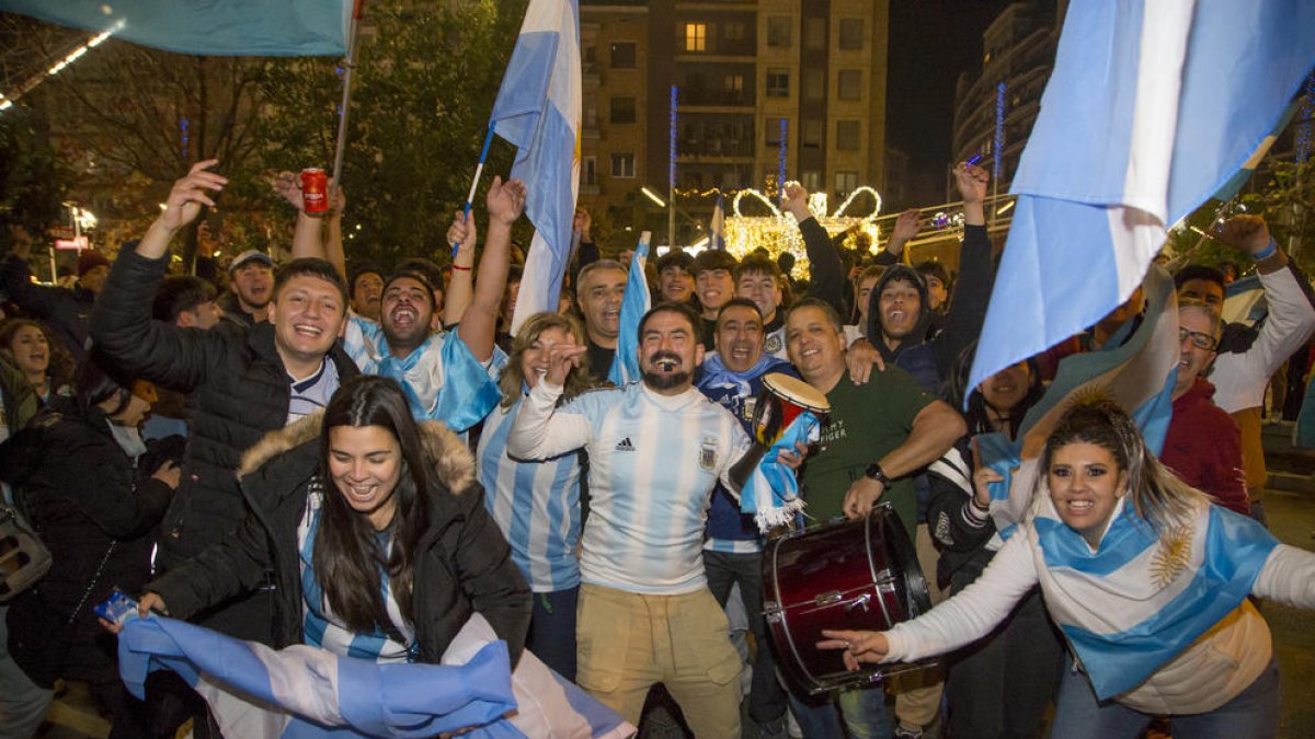 Messi besa el trofeu que se li havia resistit fins ahir, la Copa del Món.