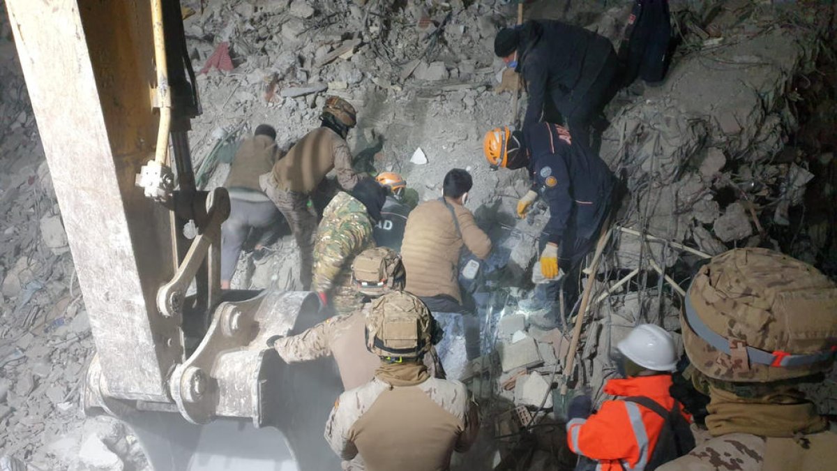 Infantes de Marina españoles participaron en el rescate de un niño vivo en Iskenderun (Turquía).
