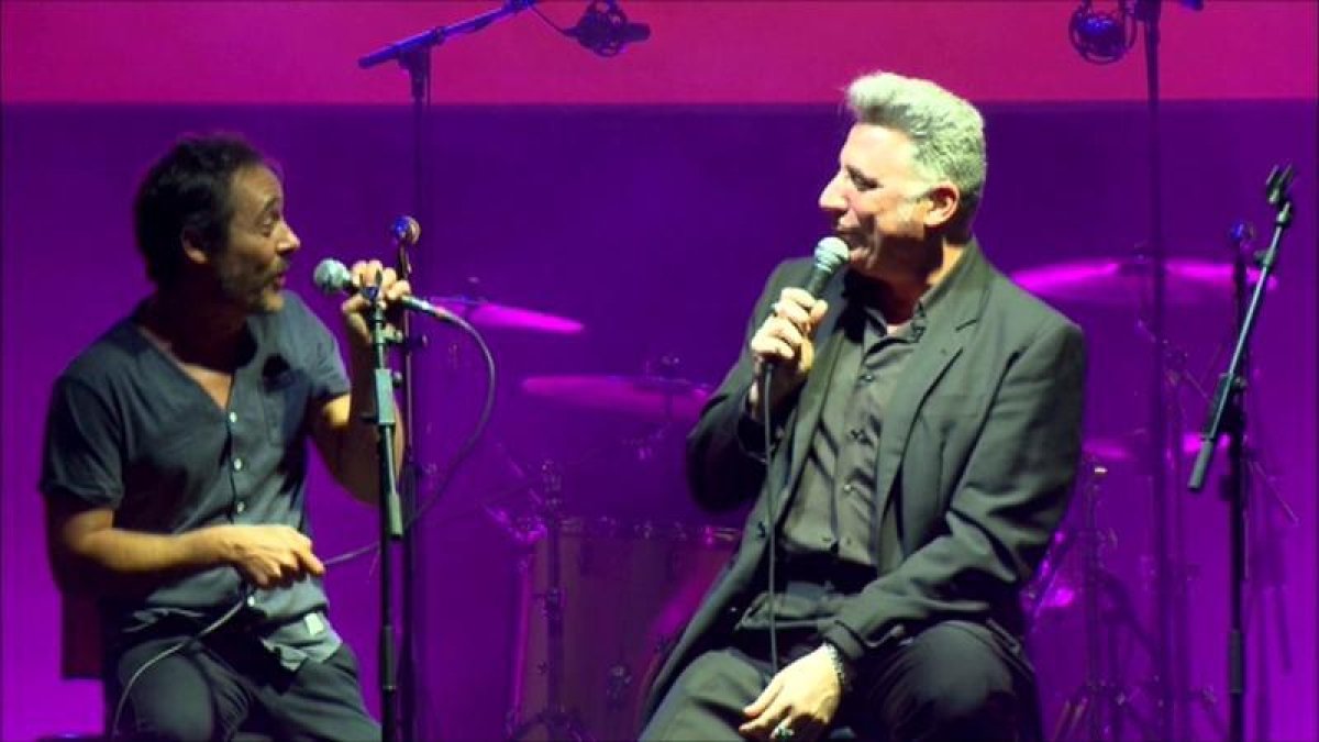 Diego Torres canta amb Loquillo ‘Que el tiempo no te cambie’.