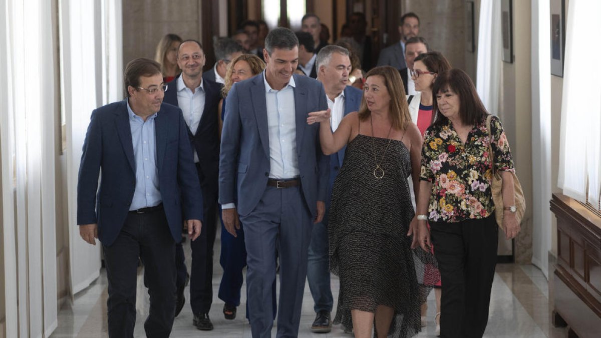 Sánchez, entre Vara y Armengol, sus apuestas para la presidencia del Senado y del Congreso.