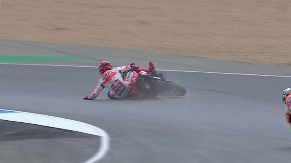 Imagen de una de las caídas de Marc Márquez ayer en Le Mans.