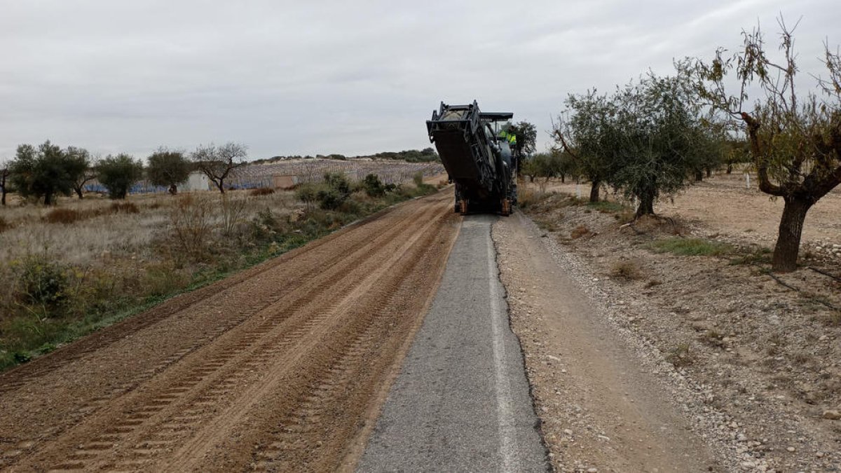 Las obras para convertir en camino de tierra la pista que une Castelldans con Cervià.