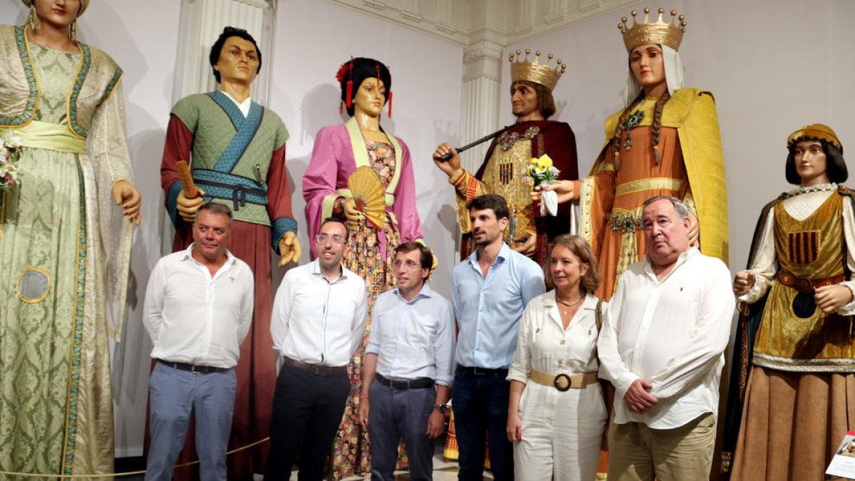 Almeida dice en Lleida que los socialistas 'no son creíbles' cuando equiparan PP y Vox y dice que tienen proyectos 'diferentes'