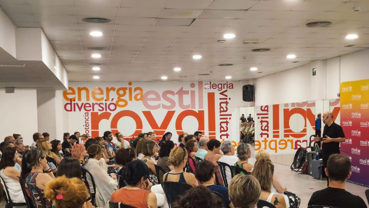 El periodista y escritor habló sobre el bienestar mental en el gimnasio Royal.