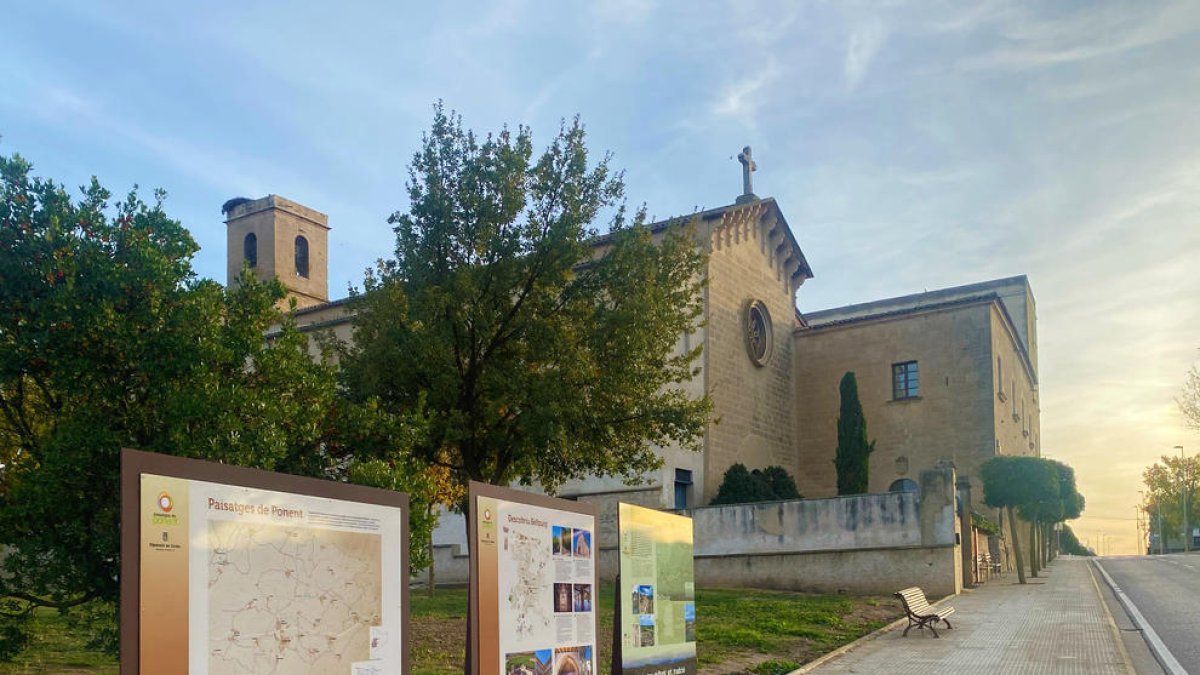Mirar els plafons ajuda el visitant a fer-se càrrec de les riqueses patrimonials