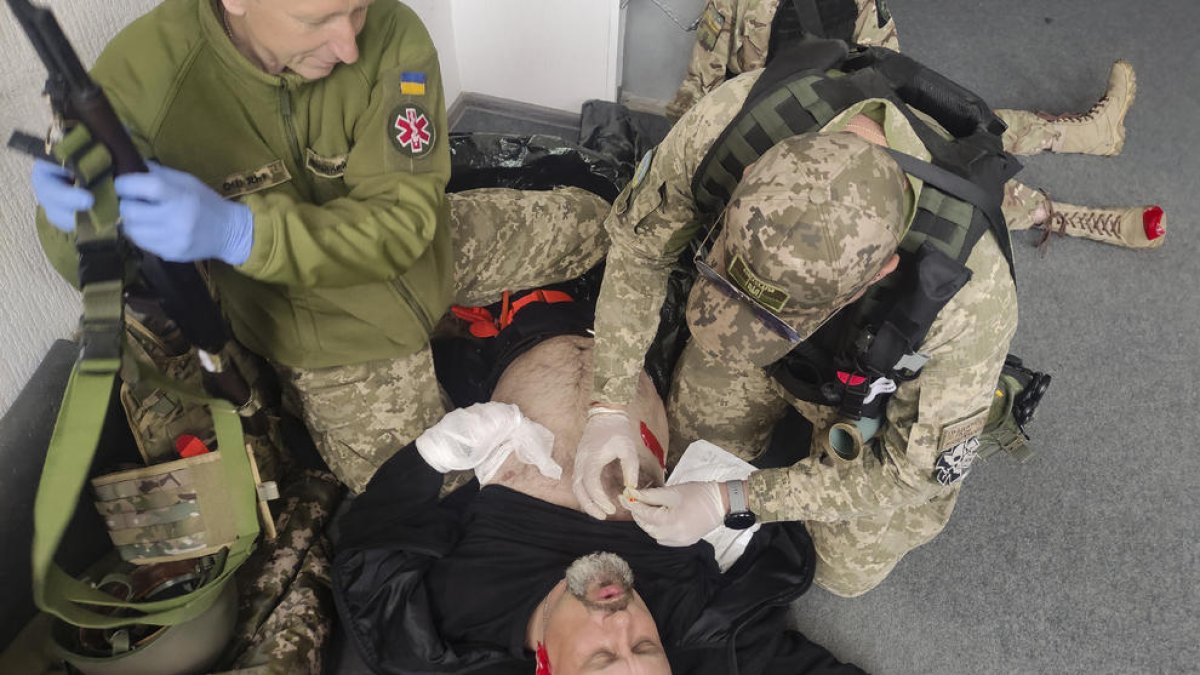 Voluntarios extranjeros participan en una clase práctica de medicina de combate en Kyiv.
