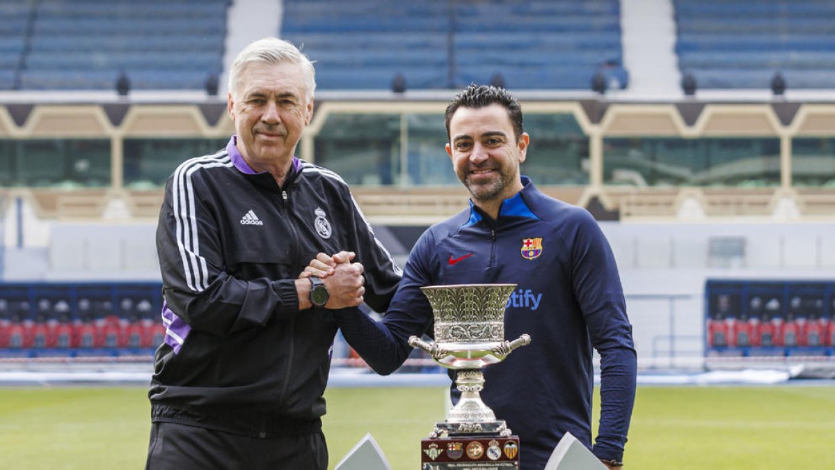 Ancelotti i Xavi es van fer junts la foto en un acte ple de cordialitat.