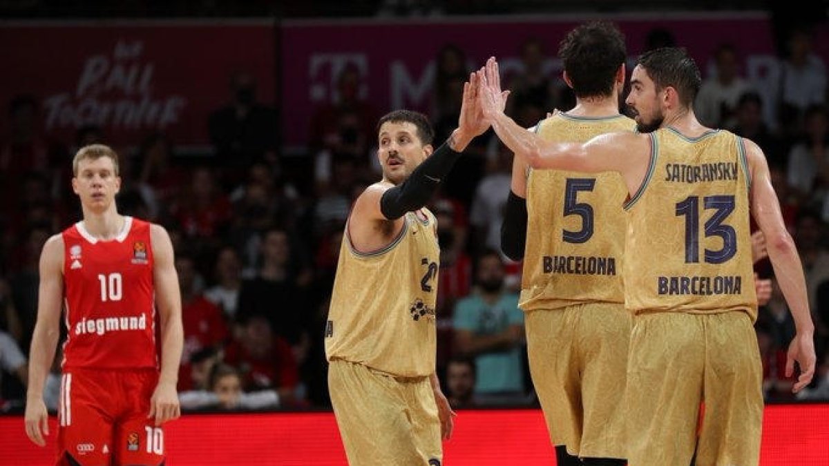 Diversos jugadors del Barça celebren la victòria.