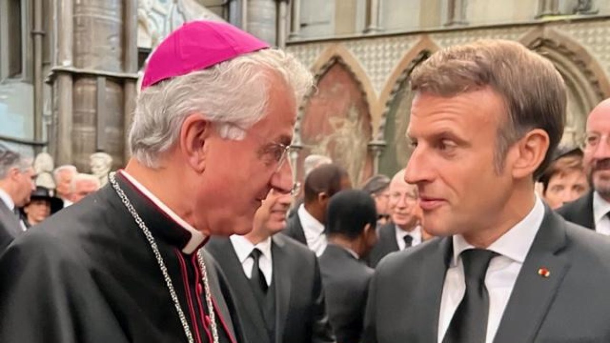 Joan-Enric Vives y el también Copríncipe de Andorra Emmanuel Macron, en el funeral de la reina.