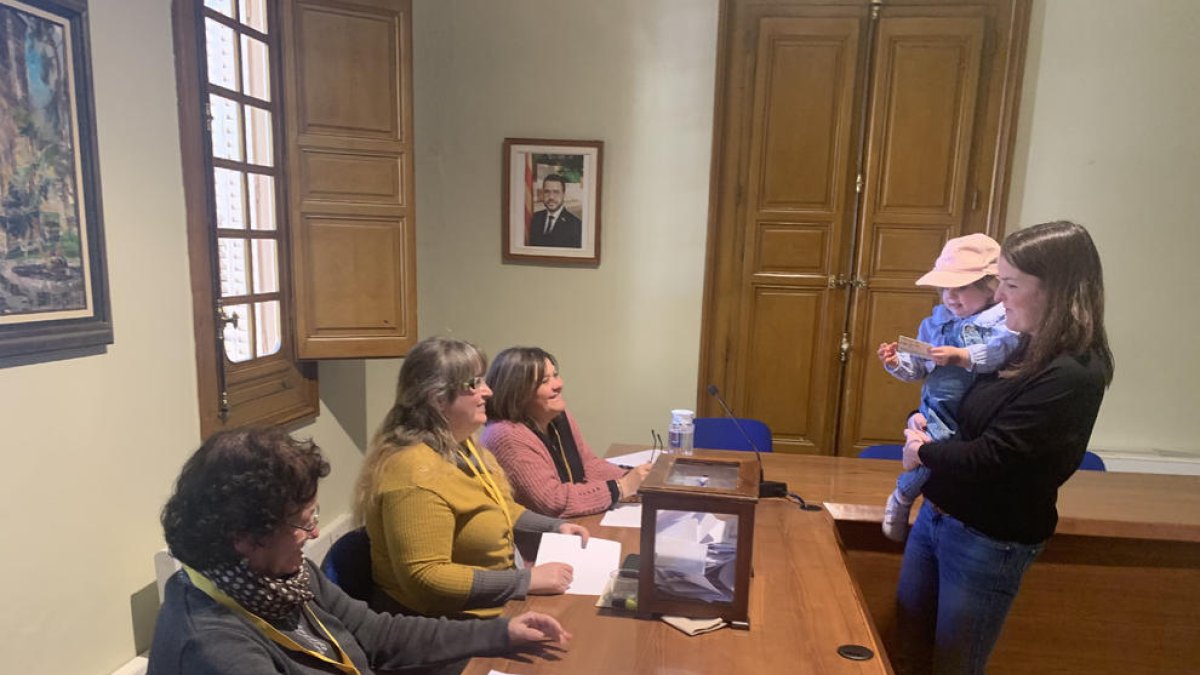 Una vecina votando en la consulta popular, ayer en el ayuntamiento de La Pobla de Segur.