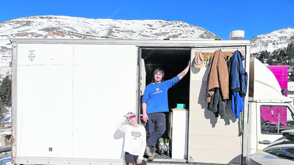 El preu dels pisos en zones d'esquí porta
desenes de 'temporers' a viure en caravanes