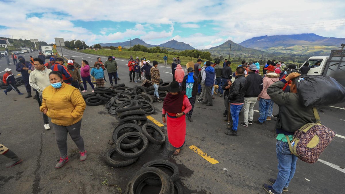Indígenas ecuatorianos preparan una barricada en una carretera.
