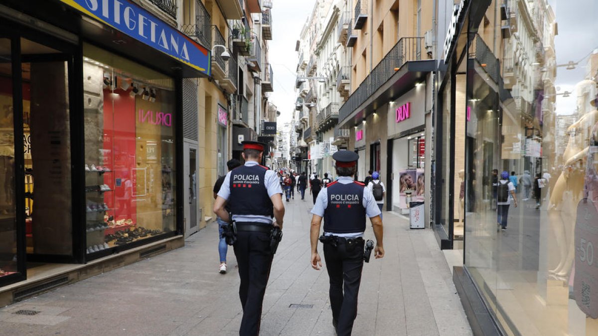 Imatge d'arxiu d'una patrulla per l'Eix Comercial de Lleida.