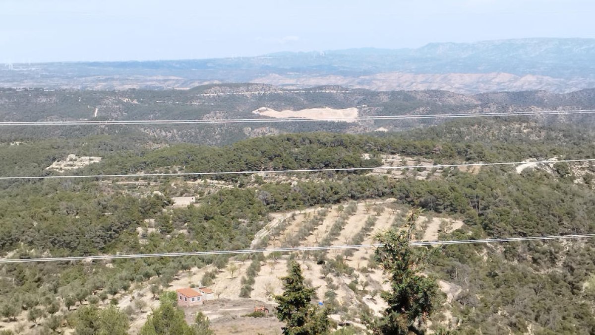 El vertedero de Riba-roja se puede ver desde el mirador junto a la ermita de Sant Joan de Almaret.