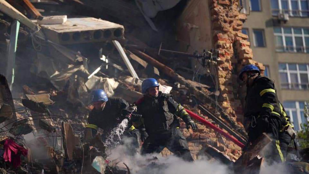 Treballs de rescat entre la runa després d’un atac a Kíiv.
