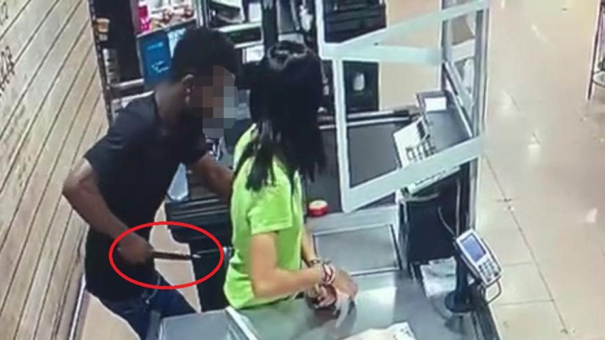 Las cámaras del supermercado captaron el atraco a la cajera.