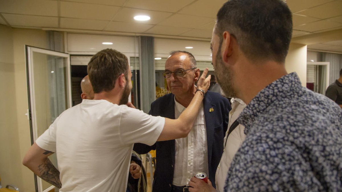 Miquel Pueyo, consolat pels seus seguidors a la seu d'ERC al conèixer-se els resultats el dia de les eleccions.