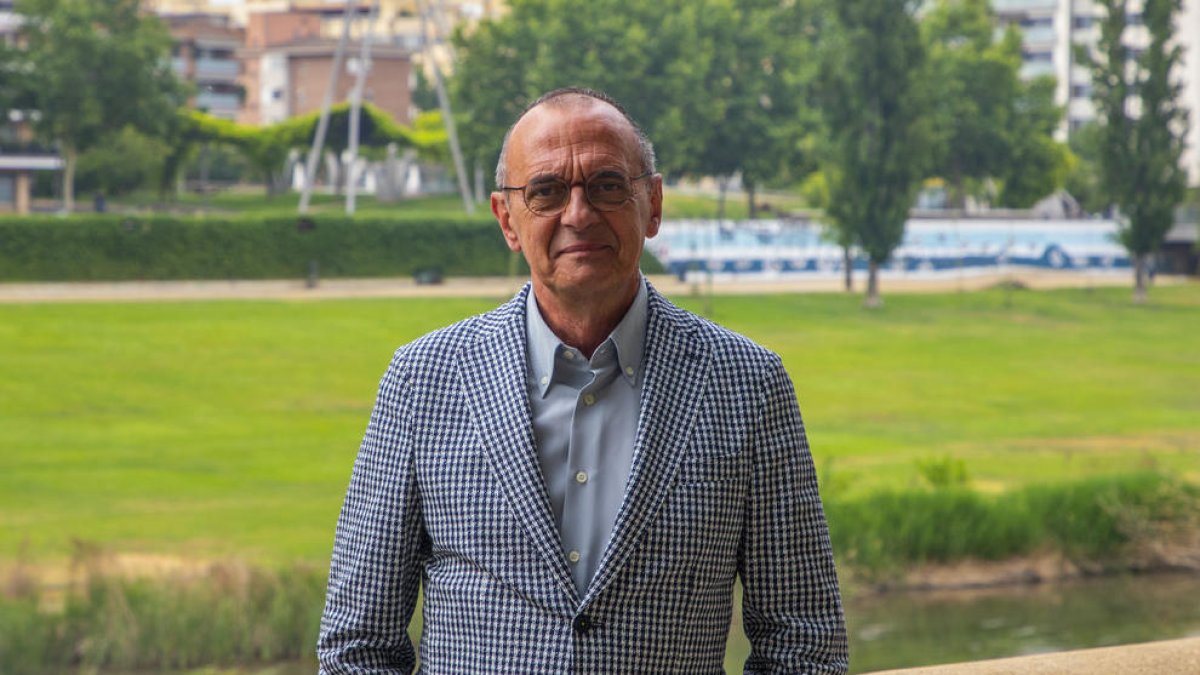 Miquel Pueyo, en la Banqueta ante el parque de la canalización.