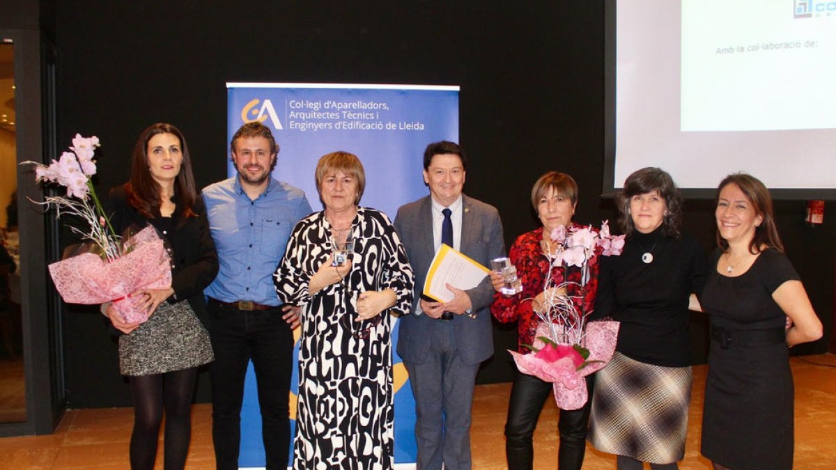 Miemgros de la junta del CATLleida con las dos premiadas.