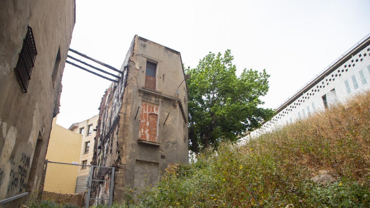 L’edifici del número 5 del carrer Paer Rufes es troba en aquest estat.