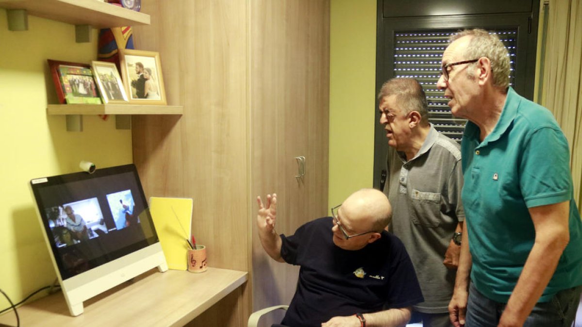 Tres dels usuaris d’Acudam que ja poden disfrutar dels dispositius del nou projecte.